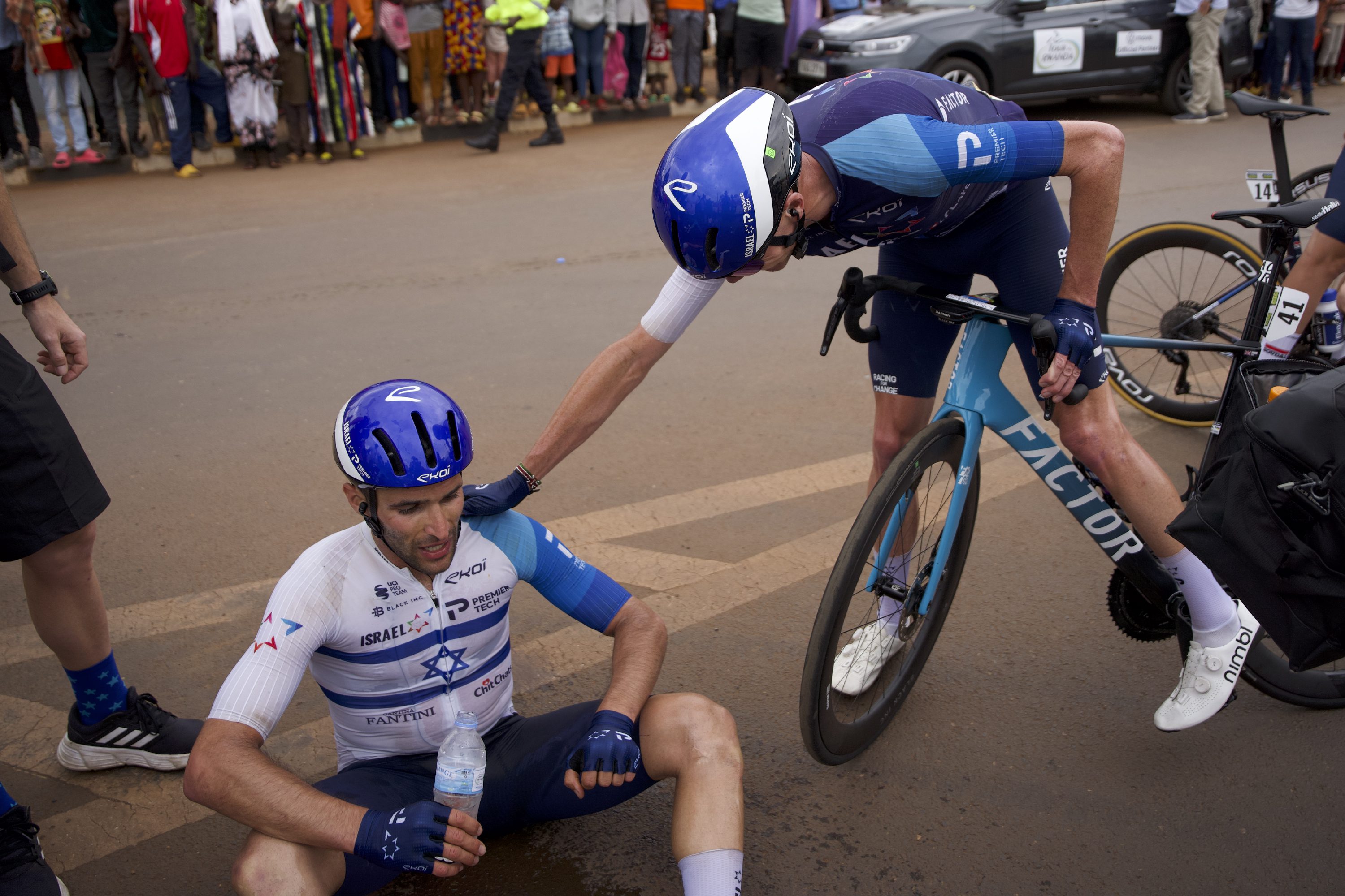 Itamar Einhorn is congratulated by Chris Froome after winning Tour du Rwanda stage 7
